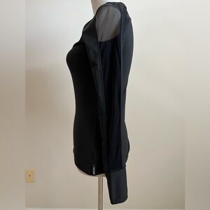 MICHI- NWOT-  mesh sleeve Running Top with mesh detail on shoulder & down sleeve
